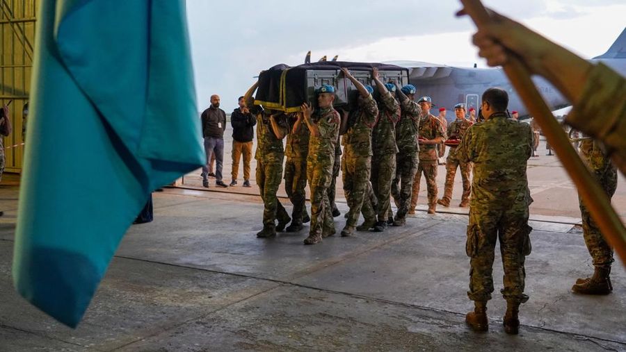 UNIFIL memberikan penghormatan kepada pasukan penjaga perdamaian Prancis nan tewas di Lebanon selatan, di Beirut, Lebonon, Mimggu (19/4/2026). (Haidar Fahs/UNIFIL/Handout via REUTERS)