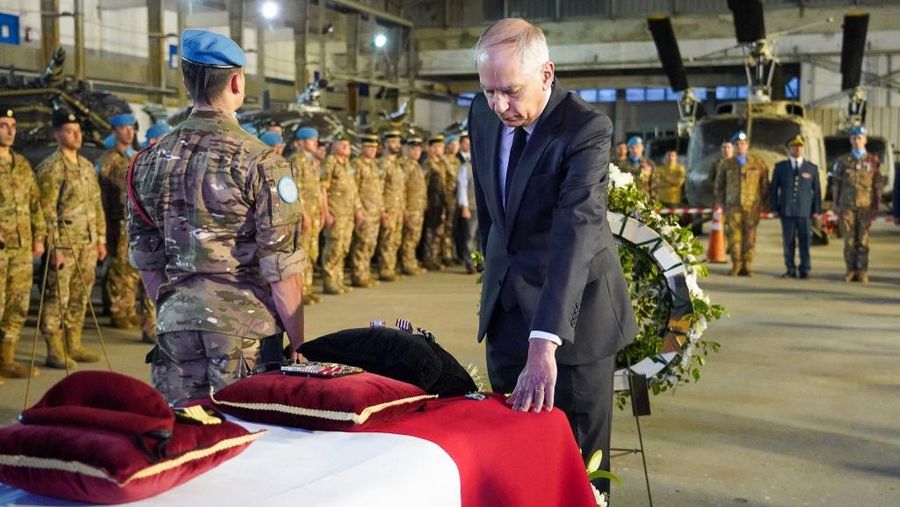 UNIFIL memberikan penghormatan kepada pasukan penjaga perdamaian Prancis nan tewas di Lebanon selatan, di Beirut, Lebonon, Mimggu (19/4/2026). (Handout / UNIFIL / AFP)