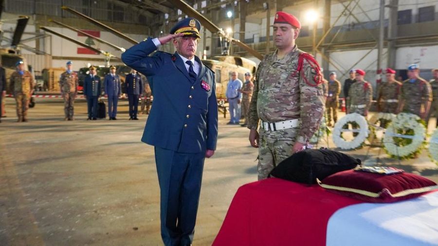UNIFIL memberikan penghormatan kepada pasukan penjaga perdamaian Prancis nan tewas di Lebanon selatan, di Beirut, Lebonon, Mimggu (19/4/2026). (Handout / UNIFIL / AFP)