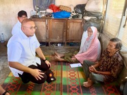 Andre Rosiade Bantu Istri Pemulung Pengidap Diabetes Akut di Padang