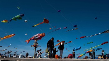 FOTO: Ratusan Layang-Layang Raksasa Hiasi Langit Prancis