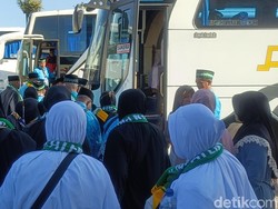 Tangis Haru Iringi Keberangkatan CJH Kloter 1 dan 2 Probolinggo