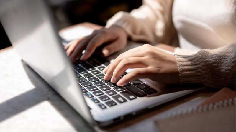 Di tengah tuntutan dunia usaha yang semakin cepat dan serba digital, kebutuhan akan perangkat kerja yang praktis sekaligus canggih kian tak terelakkan.