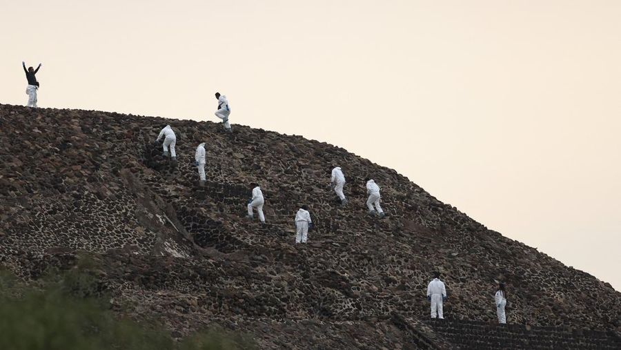 Aksi penembakan terjadi di situs arkeologi Teotihuacan di Meksiko. Satu orang wanita nan merupakan penduduk Kanada tewas dan empat orang lainnya terluka, Selasa (21/4/2026). (REUTERS/Luis Cortes)