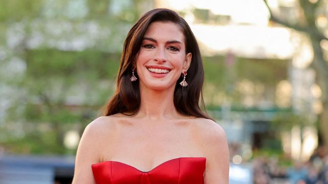 Anne Hathaway dinobatkan sebagai World's Most Beautiful atau bintang tercantik di dunia versi majalah People 2026.