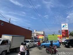 Truk Antre Isi Solar di SPBU Parepare Membeludak Picu Macet 1 Km