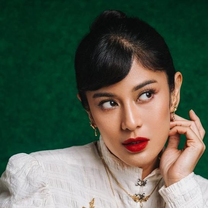 <p>Artis Dian Sastrowardoyo merayakan Hari Kartini dengan mengunggah video perjalanannya saat menjadi dosen. Di <em>caption</em> unggahan ini, Dian mengungkap tentang mimpi besarnya untuk para perempuan di Tanah Air, khususnya mereka yang bekerja di industri perfilman. "Mimpi aku: melihat semakin banyak Kartini yang berkarya dan bersuara di industri film Indonesia masa depan," tulis bintang film <em>Ada Apa dengan Cinta?</em> ini. (Foto: Instagram @therealdisastr)</p>