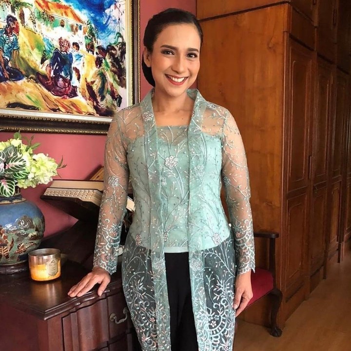 <p>Presenter Shahnaz Haque juga menuliskan pesan menyentuh untuk merayakan Hari Kartini. Melalui unggahan di Instagram, Bunda tiga anak ini mengungkap peran penting pendidikan dalam mencapai kesuksesan untuk menjadi Kartini masa kini. "Perempuan itu harus terdidik agar berdaya dan percaya diri. Itu modal yang tak hanya bisa bikin lebih cerdas, tapi dapat berempati dan memanusiakan orang lain. Karena empati adalah bahan baku untuk dapat mendidik. Selamat Hari Kartini," tulis Shahnaz. (Foto: Instagram @shahnaz.haque)</p>