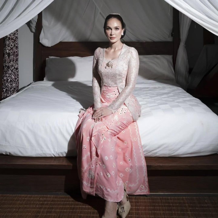 <p>Artis Luna Maya juga turut merayakan Hari Kartini. Melalui unggahan di Instagram, Luna mengunggah foto mirip dengan kebaya yang ia kenakan di momen siraman,&nbsp;saat mengenakan kebaya Jawa berwarna merah muda dan rok bawahan model batik jumputan dengan warna senada. Istri Maxime Bouttier ini menyempurnakan penampilannya dengan riasan rambut sanggul atau konde khas Jawa. "Ini untuk perempuan yang berani bermimpi. Selamat Hari Kartini," tulisnya dalam unggahan ini. (Foto: Instagram @lunamaya)</p>
