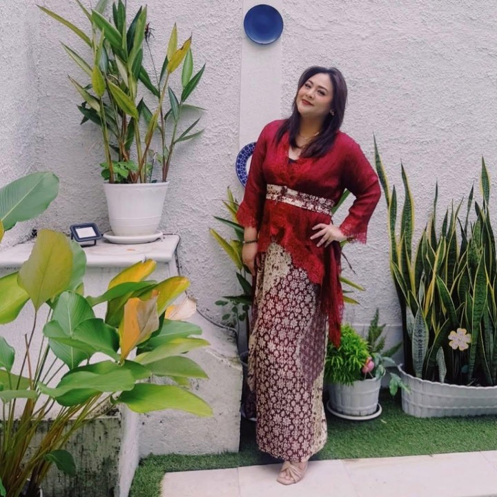 <p>Penyanyi Audy Item mem-<em>posting</em> fotonya saat mengenakan kebaya merah dan kain berwarna senada. Istri aktor Iko Uwais ini memaknai Hari Kartini sebagai momen untuk menjadi perempuan sepenuhnya. "Kita dapat menjadi manusia sepenuhnya tanpa berhenti menjadi wanita sepenuhnya. - R.A. Kartini," ujar Audy. (Foto: Instagram @audyitem)</p>