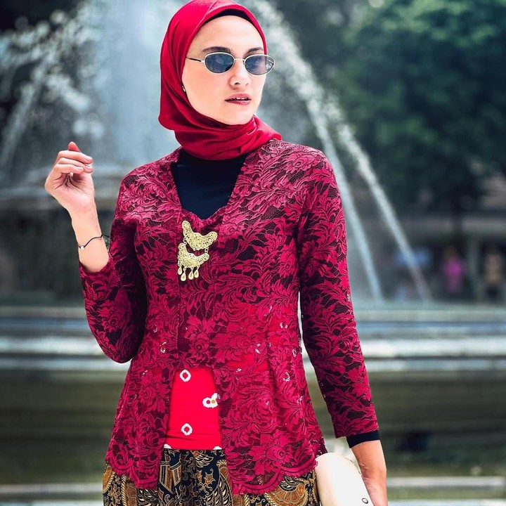 <p>Artis Zee Zee Shahab tampil cantik mengenakan kebaya merah yang senada dengan warna jilbabnya, untuk merayakan Hari Kartini di tahun ini. Zee Zee menuliskan semangat juang Kartini yang tertuang dalam suratnya. Zee Zee berharap, apa yang telah diperjuangkan Kartini bisa terus dilakukan oleh perempuan masa kini, Bunda. "Gunakan suara kita untuk membangun, bukan meruntuhkan. Karena perempuan yang cerdas, tahu bagaimana cara menghargai diri dan orang lain di dunia maya. Selamat Hari Kartini!" tulis perempua</p>
