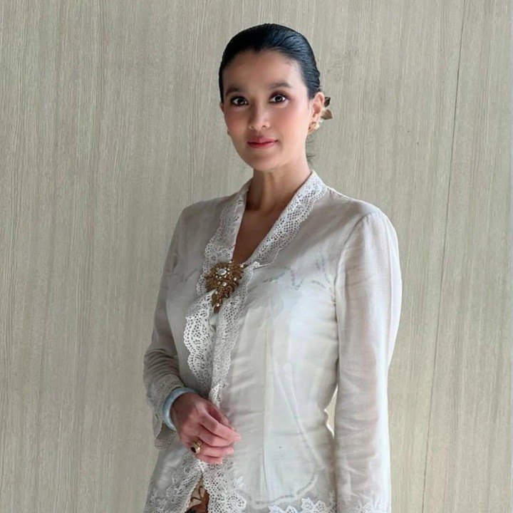 <p>Bintang film <em>Brownies</em>,&nbsp;Marcella Zalianty, mendapat kesempatan unik untuk merayakan Hari Kartini tahun ini. Sambil mengenakan kebaya warna putih, Bunda dua anak ini diundang ke Balai Pemuda Surabaya untuk bertemu dengan ratusan seniman dan menjadi model lukis. Dalam unggahan di Instagram, Marcella membagikan momen tersebut sekaligus menuliskan <em>caption</em> penuh makna yang berisi motivasi untuk semua perempuan Indonesia. "Selamat Hari Kartini untuk semua perempuan hebat di mana pun berada. Terus berkarya, dengan warna kita sendiri," tulisnya. (Foto: Instagram @marcella.zalianty)</p>