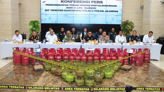 Mabes Polri ungkap 223 kasus penyalahgunaan BBM dan LPG, rugikan negara Rp243 miliar. 330 tersangka ditangkap, komitmen zero toleransi terhadap mafia energi.
