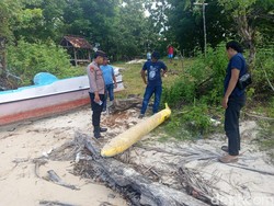 Geger Benda Mirip Torpedo Terdampar di Tepi Pantai Aeng Lombi Sumenep!