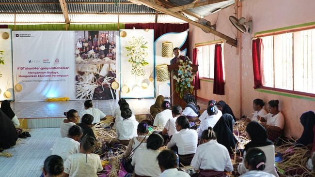 Program Menganyam Kebaikan untuk Indonesia mencerminkan pendekatan BNI dalam pemberdayaan masyarakat melalui integrasi aspek ekonomi, sosial, dan budaya.