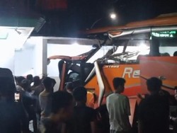 Truk Tangki BBM Oleng Tabrak Bus Remaja Jaya di Luwu, Kernet Tewas