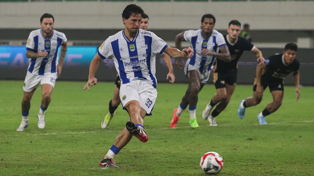 Haye Sorot Pergantian Pelatih dan Pemain Jelang Persib vs Dewa United