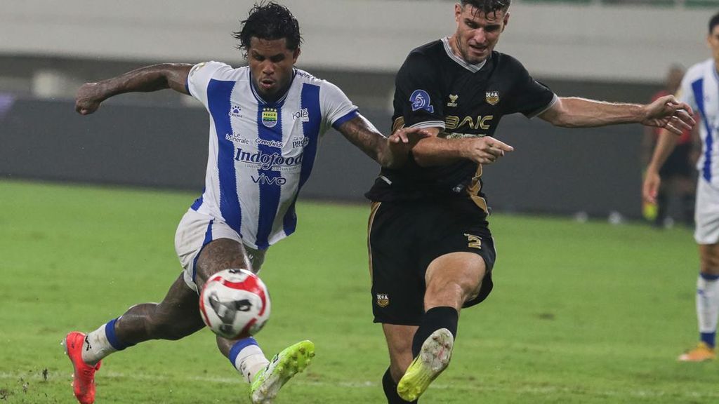 FOTO: Persib Bandung Nyaris Telan Kekalahan dari Dewa United