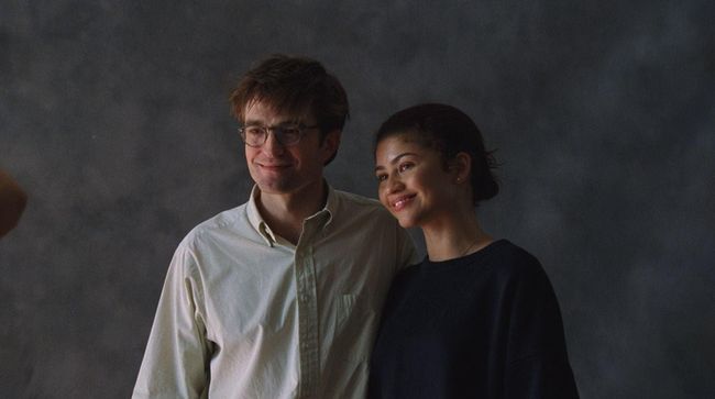 Sinopsis The Drama tentang hubungan Robert Pattinson dan Zendaya diuji imbas pengakuan yang buat pekan pernikahan mereka berantakan.