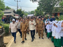 Rusak Puluhan Tahun, Andra Soni Ambil Alih Renovasi Jalan di Saketi Pandeglang