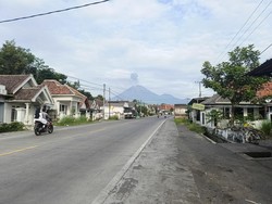 Semeru Erupsi 3 Kali Pagi Ini, Kolom Abu Capai 1.000 Meter
