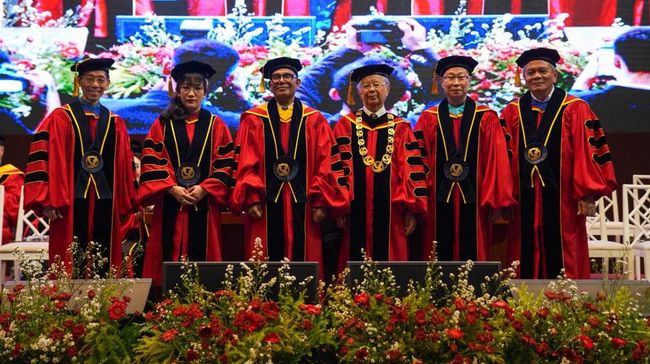 UPH kukuhkan lima guru besar, bahas korupsi, pariwisata, politik, hingga peran AI dalam pendidikan masa kini.