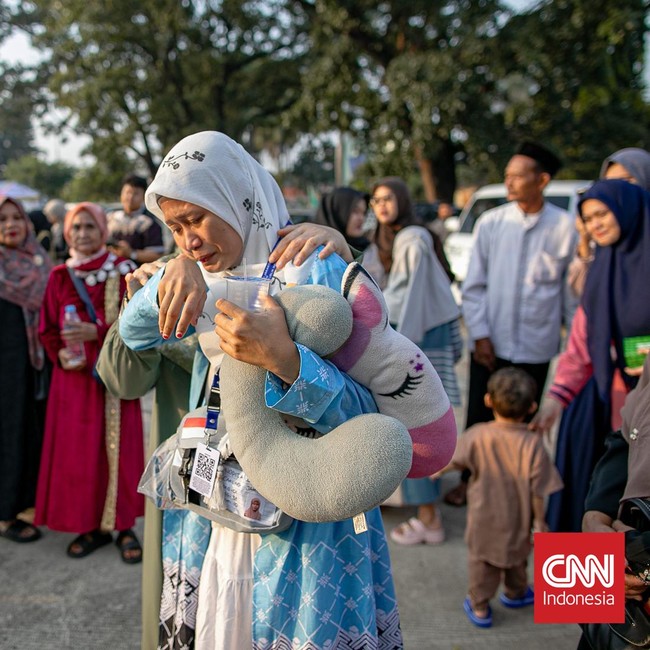 FOTO: Perpisahan Penuh Doa, Mengantar Keluarga ke Tanah Suci