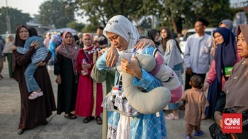 FOTO: Perpisahan Penuh Doa, Mengantar Keluarga ke Tanah Suci