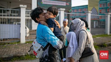 Tangis Haru Calon Jemaah Tinggalkan Anak Balita Demi Ibadah Haji
