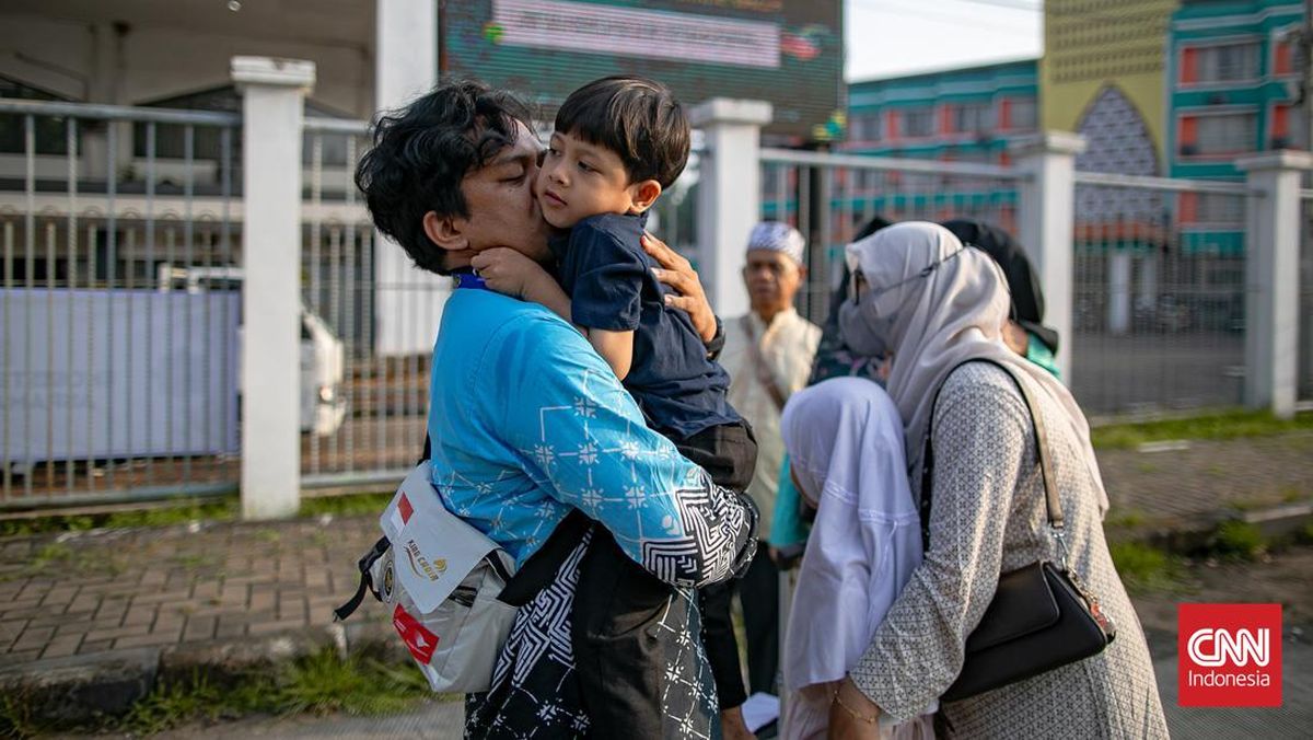 Tangis Haru Calon Jemaah Tinggalkan Anak Balita Demi Ibadah Haji