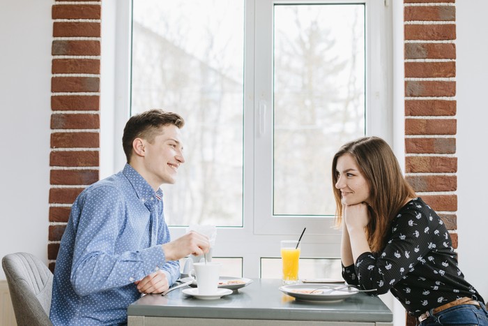 Pria berzodiak Gemini adalah perayu ulung. Mereka memiliki kecerdasan verbal sehingga dapat merangkai kata-kata manis.