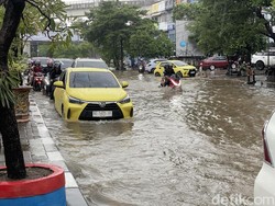 Banjir Rendam Sejumlah Titik di Palembang Usai Hujan 3 Jam, Lalin Tersendat