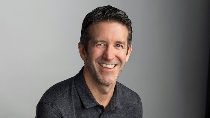 John Ternus efektif sebagai CEO Apple per 1 September mendatang. Ternus telah lama meniti karier di perusahaan Apple dan berperan besar selama jabatannya