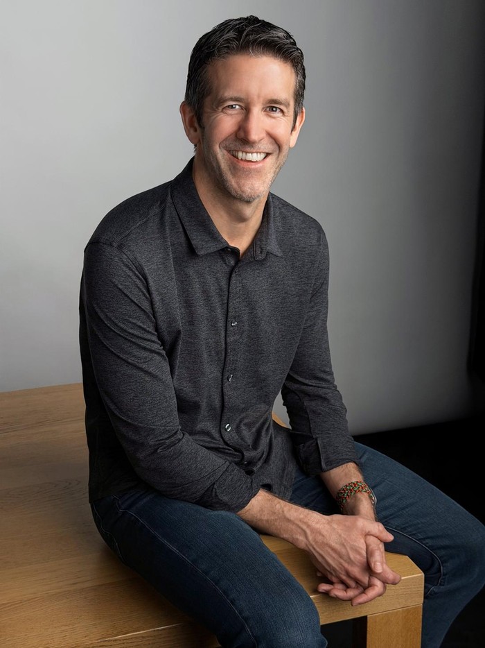 John Ternus efektif sebagai CEO Apple per 1 September mendatang. Ternus telah lama meniti karier di perusahaan Apple dan berperan besar selama jabatannya