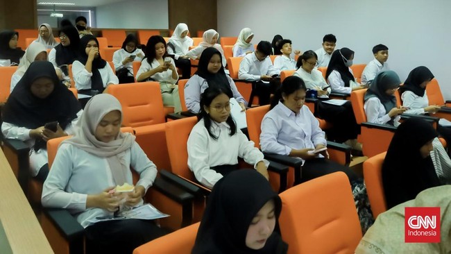 Kasus perjokian dalam UTBK 2026 terungkap di Surabaya, melibatkan manipulasi identitas dan dokumen palsu. Panitia amankan pelaku dan laporkan ke polisi.