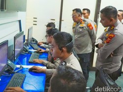 Antrean Mengular, WiFi dan Buku Temani Warga di Polres Karawang