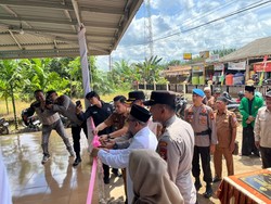 Sambang Kamtimbas, Polda Sumsel Gelar Pembagian Bansos di Banyuasin