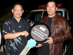 Tito Karnavian Serahkan Bantuan 5 Ambulans di Takengon Aceh