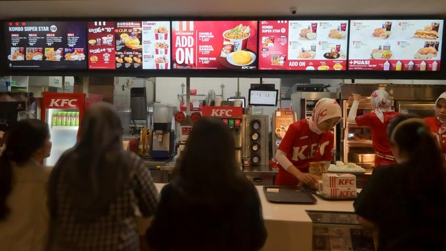 PT Fast Food Indonesia Tbk, pemegang merek KFC, mencatat perbaikan kinerja 2025 dengan penurunan kerugian 53,74% dan peningkatan efisiensi operasional.