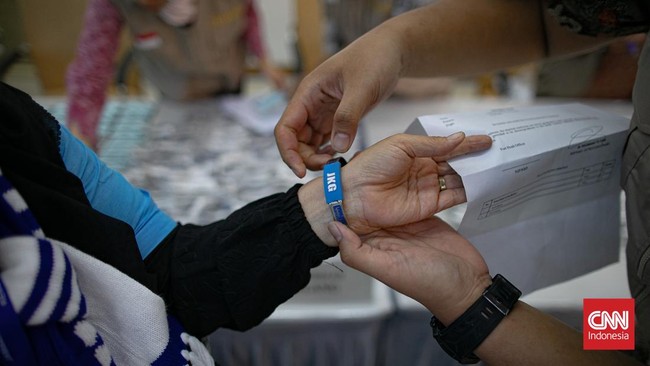 Seorang jemaah haji dari kloter pertama Embarkasi Makassar batal berangkat karena hamil 10 minggu.