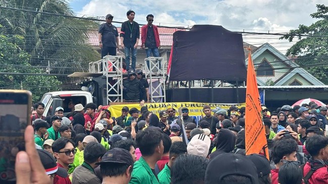 Setelah di depan Gedung DPRD, Massa aksi 21 April memadati depan Kantor Gubernur Kaltim yang juga telah dibarikade kawat berduri.