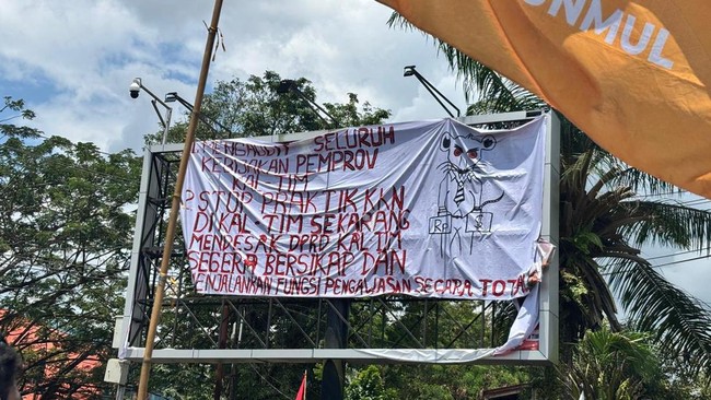 Gabungan mahasiswa dan buruh menggelar aksi 214 Jilid 2 di DPRD Kaltim, menuntut transparansi hak angket. Usulan hak angket diteken 21 anggota DPRD.