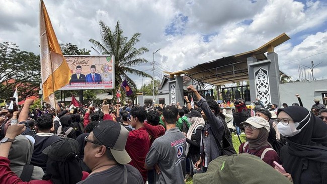 Mahasiswa dan massa dari berbagai organisasi unjuk rasa di DPRD Kaltim, menuntut audit kebijakan dan penghentian praktik KKN. Barikade kawat berduri dipasang.