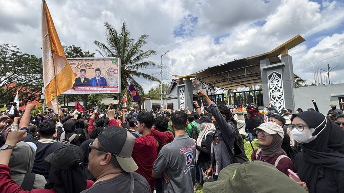 Aksi Rakyat Kaltim 21 April, Massa Lumuri Pagar DPRD dengan Oli