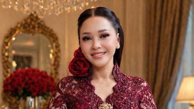 Maia Estianty Tampil Mewah di Pernikahan El Rumi, Harga Cincin Berlian Raksasa Disorot