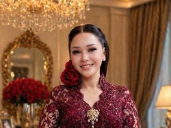 Maia Estianty Tampil Mewah di Pernikahan El Rumi, Harga Cincin Berlian Raksasa Disorot