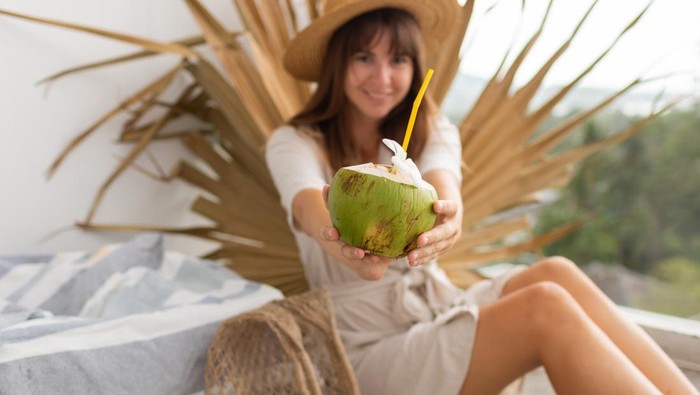 8 Manfaat Minum Air Kelapa bagi Ibu Hamil
