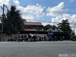 Peserta Aksi 21 April Mulai Berdatangan, Pagar DPRD Kaltim Dilumuri Oli