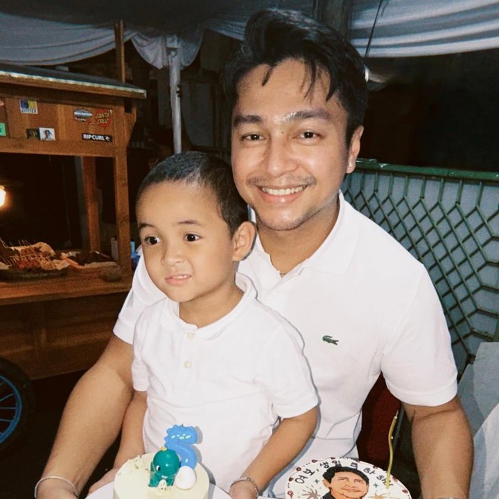 <p>Dalam unggahan itu, Mikha menyebut bahwa perayaannya berlangsung sederhana bersama orang terdekat. &ldquo;Acara kumpul-kumpul kecil di rumah dengan semua makanan dan orang-orang favorit kita,&rdquo; tulis Mika, dikutip dari laman Instagram <em>@miktambayong,</em> Selasa (21/4/2026).&nbsp;(Foto: Instagram @miktambayong)</p>