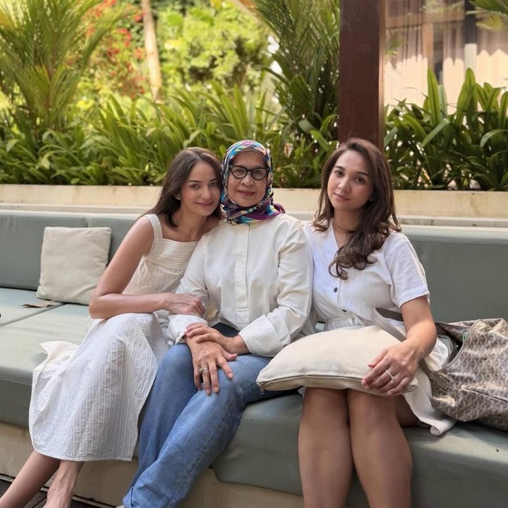 <p>Melalui unggahan di Instagram, Enzy belum lama ini membagikan momen saat <em>quality time</em>&nbsp;bareng keluarga sang suami. Dalam potret tersebut, terlihat Enzy berpose manis bersama sang mertua dan adik dari suaminya. (Foto: Instagram @enzystoria / @molenkasetra)</p>